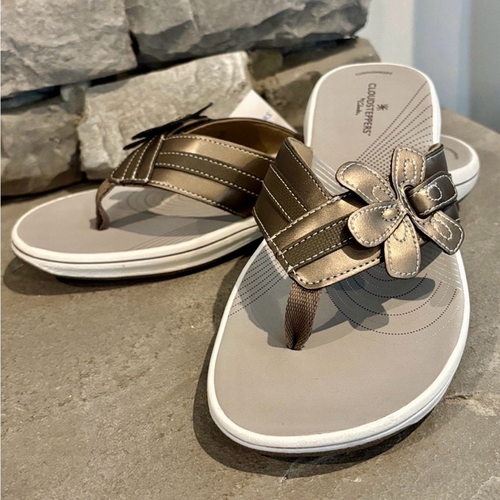 Clarks Cloudsteppers Cushion soft,shock absorbing,lightweight,grippy sandals